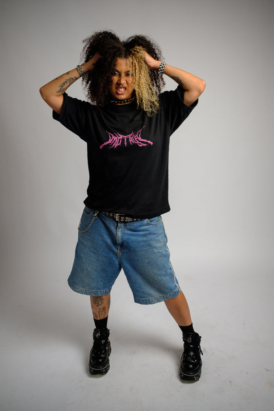 Camiseta MC TAYA Logo preta com estampa rosa