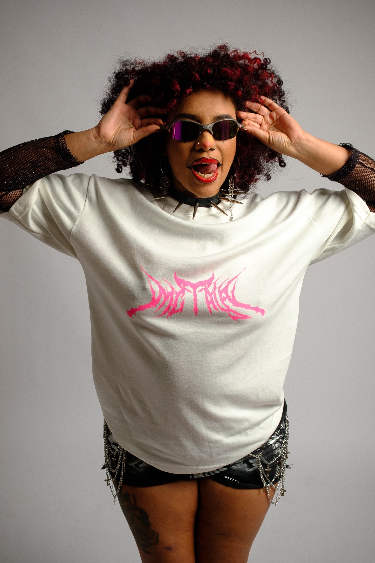 LOGO-BRRS Camiseta branca estampa rosa detalhe
