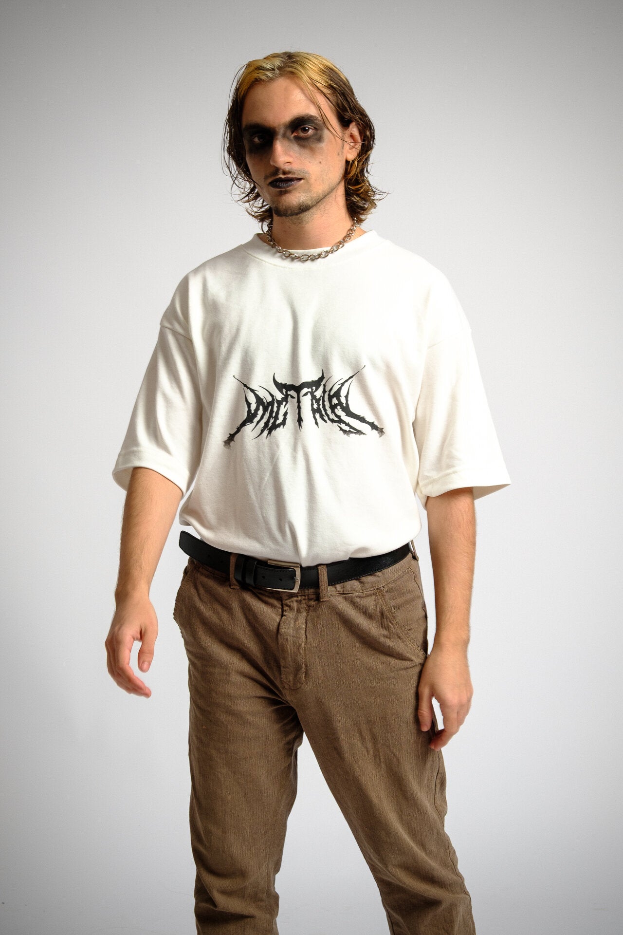 Camiseta MC TAYA Logo branca com estampa preta