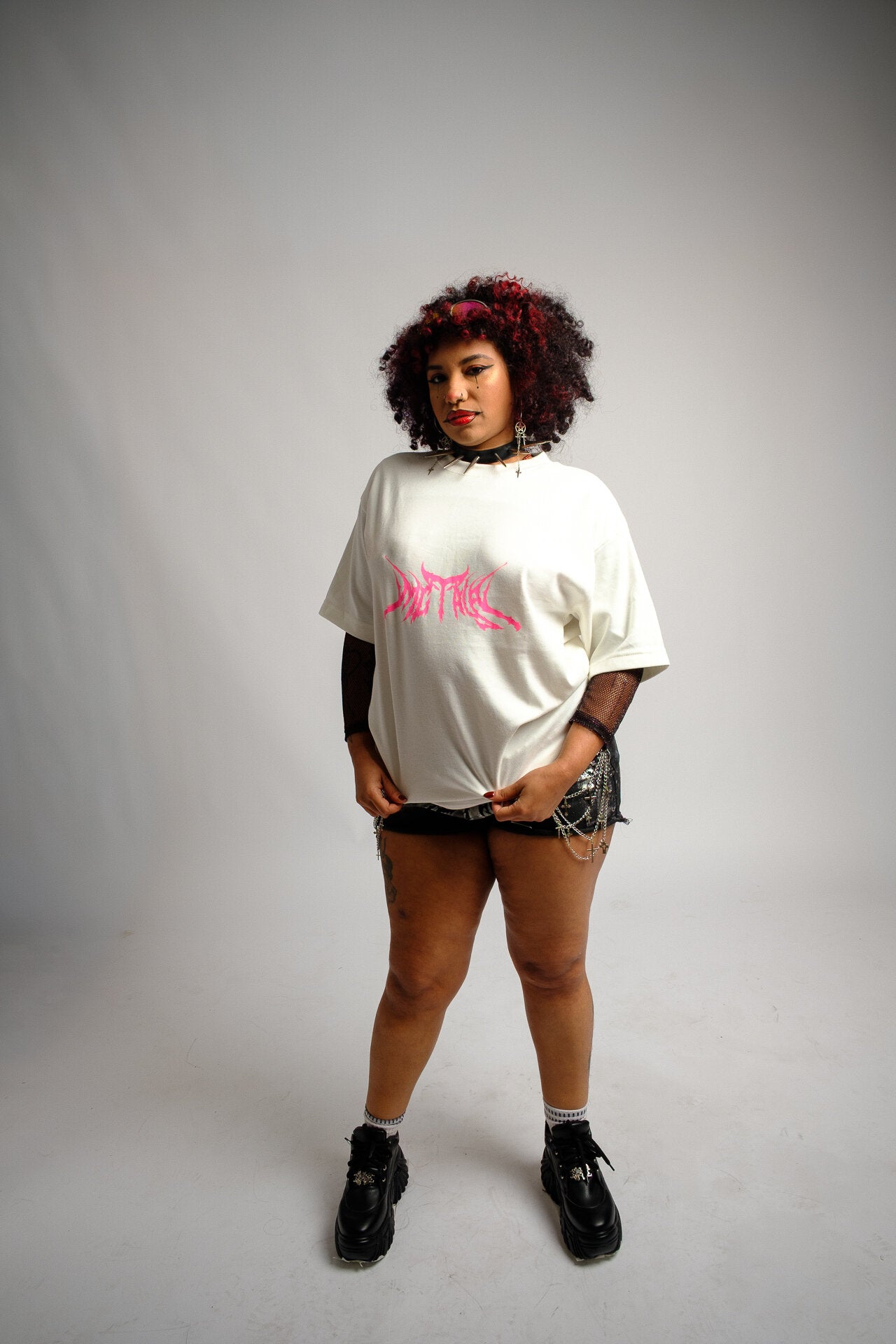 Camiseta MC TAYA Logo branca com estampa rosa